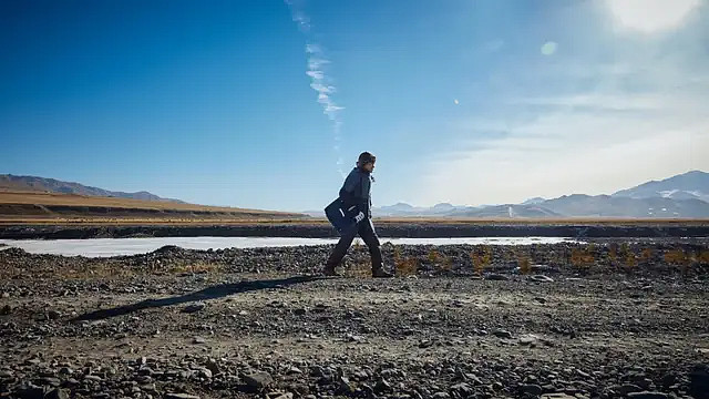 爱游戏体育在线-贵州队面对劲敌勇猛拼搏，敢于出击向前